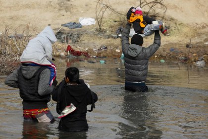 AFP migrantes cruzando el Río Bravo.jpeg